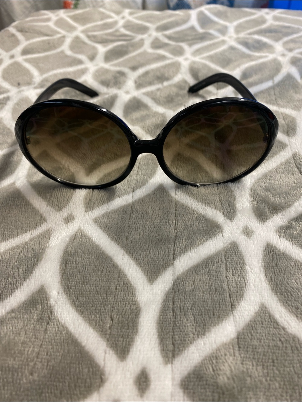 Vintage- Black round Women’s Sunglasses with Brown Gradient Lenses